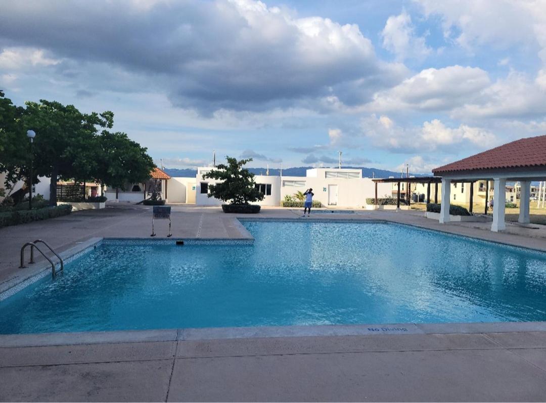Impeccable 2-Br Apartment-Ornella Villa At Bayfront Villa Portmore Exterior foto